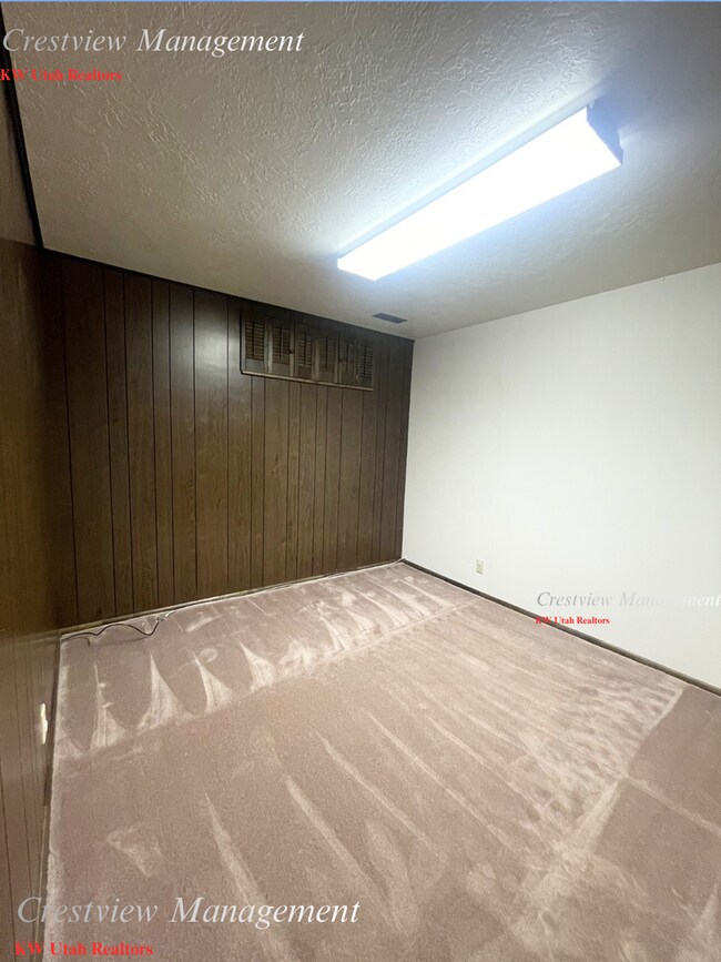 Building Photo - Charming Home with Expansive Yard in Prime Draper Location