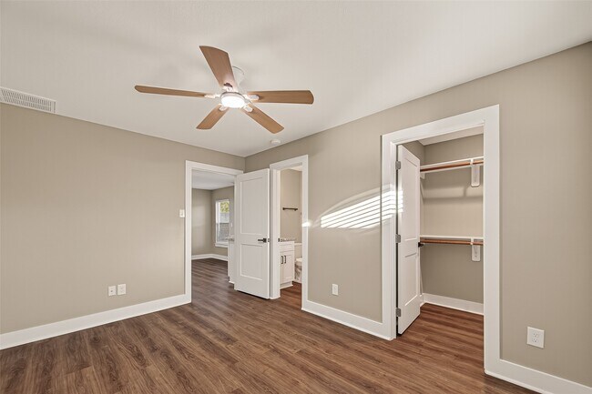 Building Photo - 2103 Woodway Dr