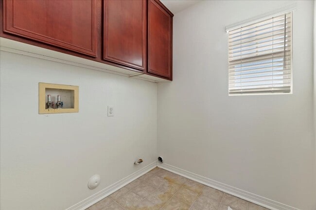 Building Photo - ***MOVE IN READY*** Home in a Gated San Bernardino Community