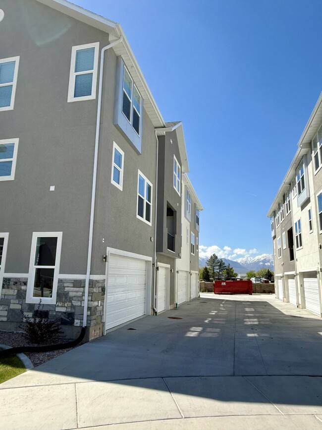 Building Photo - 1063 S 2760 E