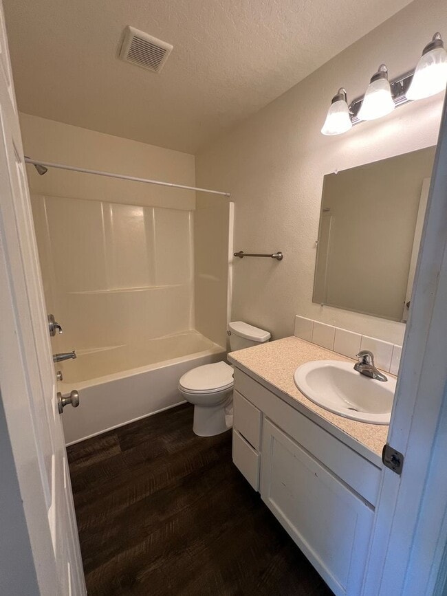 Building Photo - 3 Bedroom 2 Bath Duplex in Springfield on a cul-de-sac