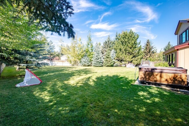 Building Photo - Long term lease in the heart of Park City! Available Mid October 2026