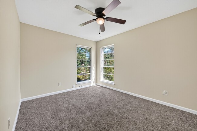 Building Photo - 813 Lakeview Dr