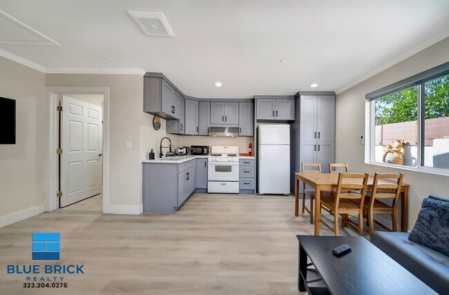 Building Photo - 5843 Vanalden Ave