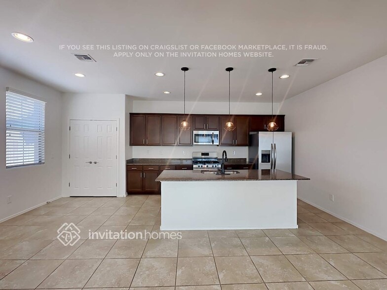 Building Photo - 162 N Sandal