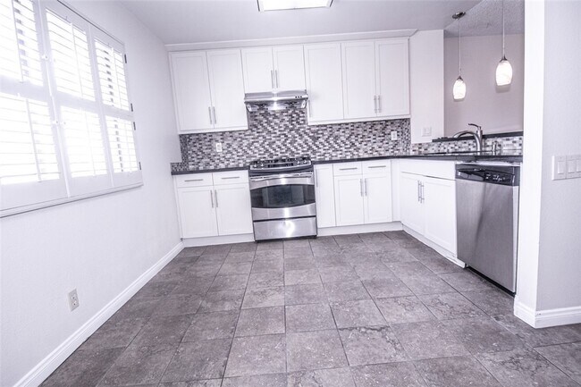 Building Photo - 848 W Huntington Dr