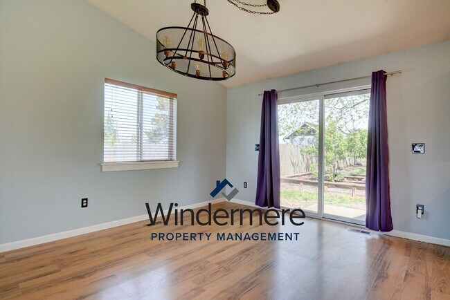 Building Photo - Modern 4 bed 2.5 Bath Home