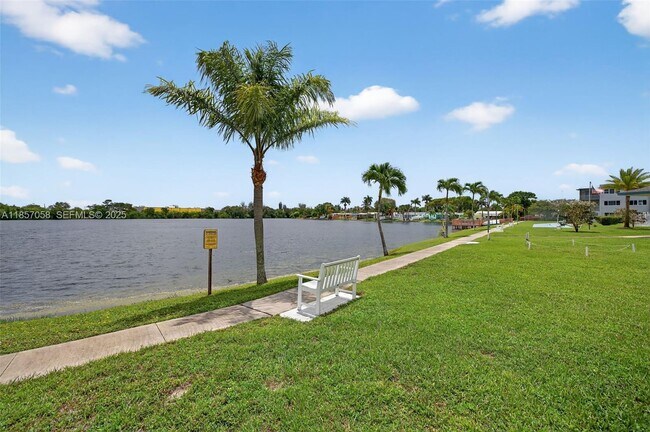 Building Photo - 2200 Park Ln