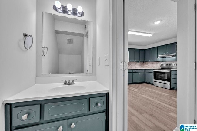 Building Photo - 2555 Hampstead Dr