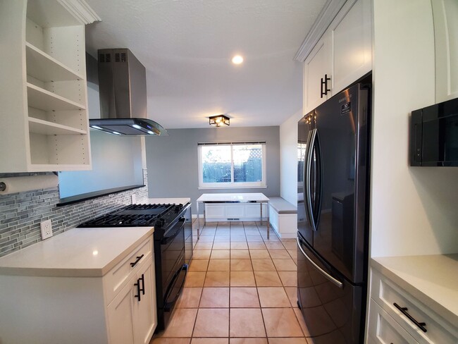 Building Photo - Remodeled 2 bedrom duplex centrally locate...