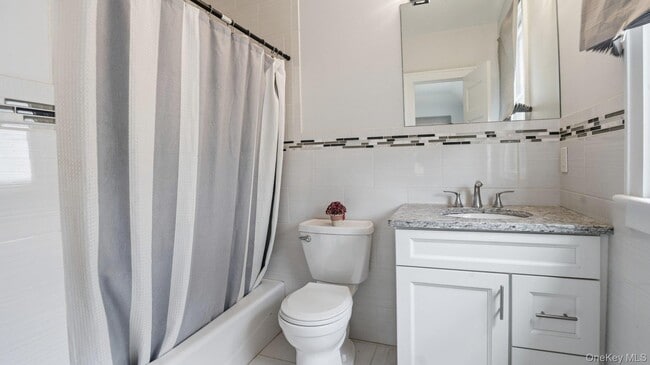 Building Photo - 420 Maple Ave S