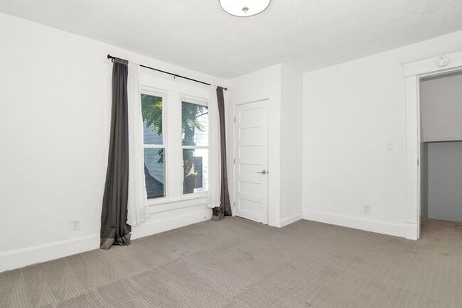Building Photo - Classic Remodeled Townhome in Windsor Park