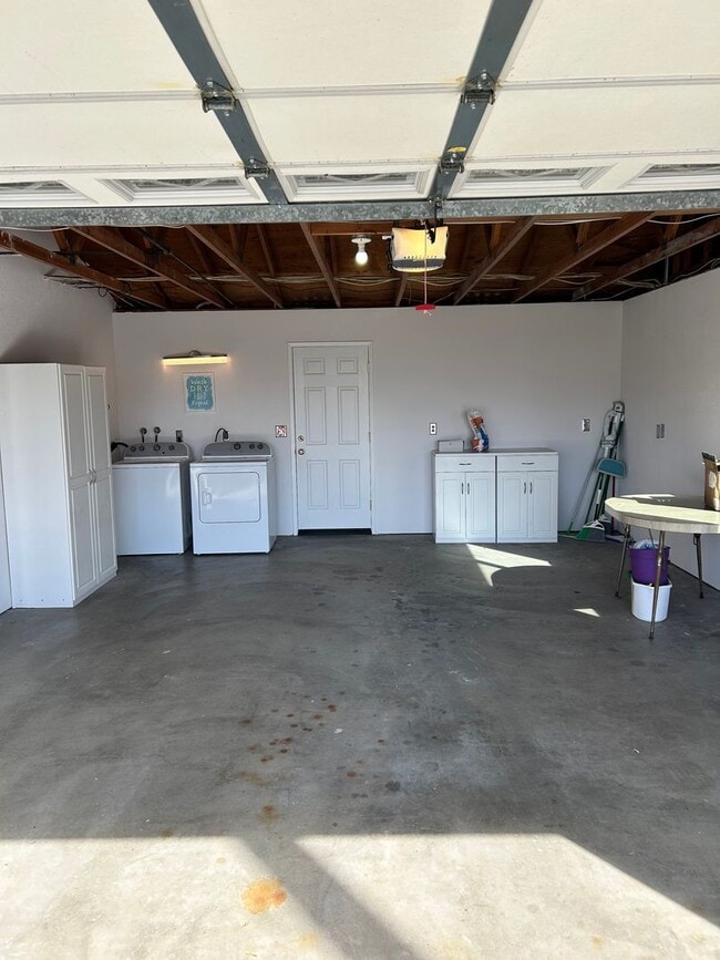 Building Photo - 2 bed 2 bath home two blocks from beach-pet friendly!