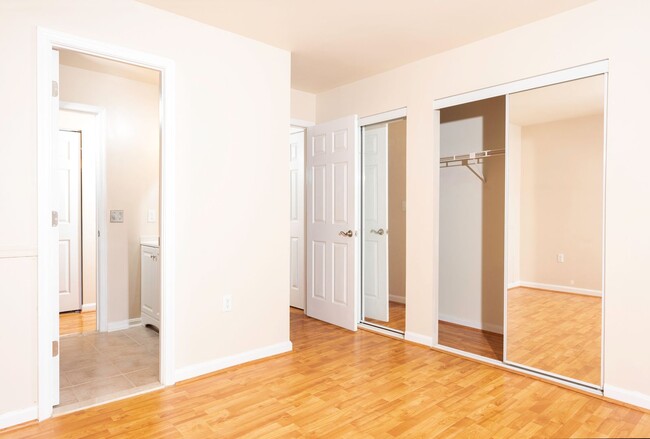 Building Photo - Gorgeous Beautifully Two Bedroom Unit