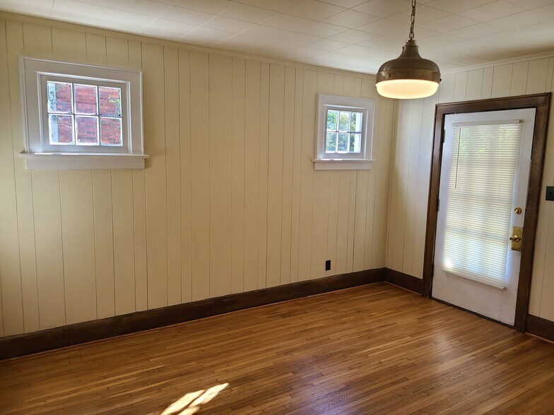 Building Photo - 214 E Kelso Rd