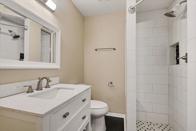 Building Photo - 1011 Clearmont St NE