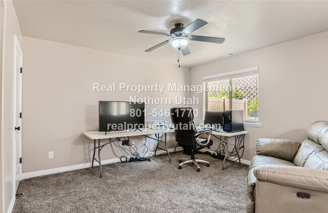 Building Photo - 1795 E Whitetail Dr