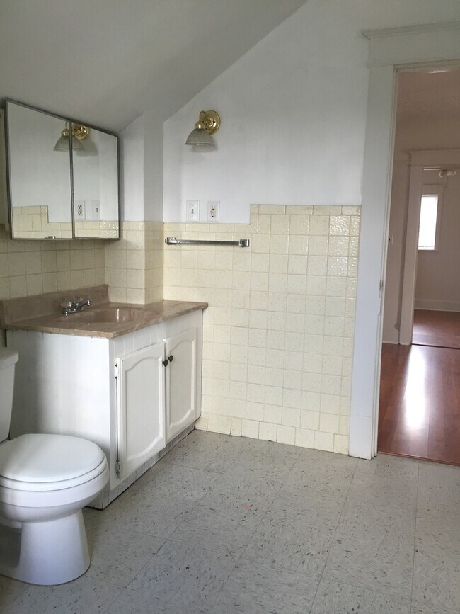 Building Photo - 2-Story 4 Bed/2 Bath Home with Basement & W/D