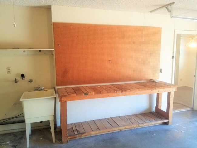 Building Photo - 9609 W Cinnabar Ave