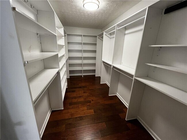 Building Photo - 2258 St Albans Pl
