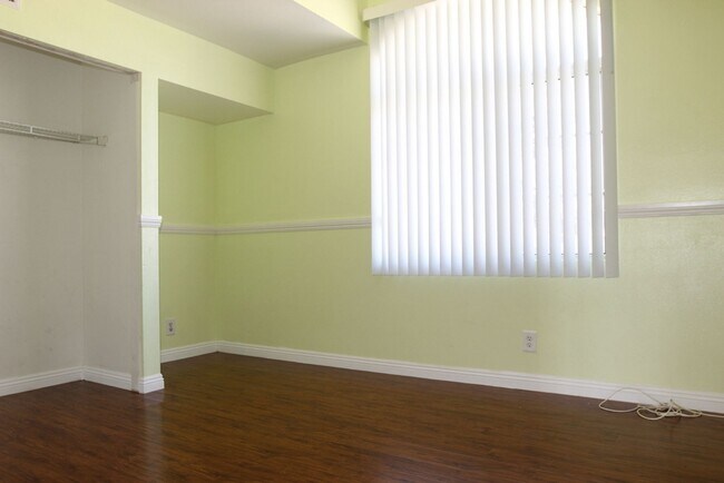 Building Photo - 4/2.5 two story home in the desirable community of West Heritage Village