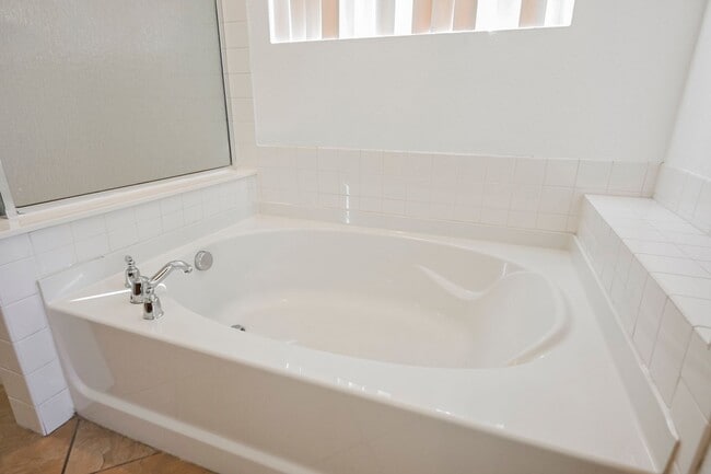 Building Photo - Welcome Home!  One Store Home