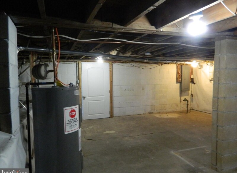 Building Photo - 719 E Division St