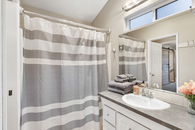 Building Photo - FURNISHED! Exquisite 3-Bedroom Furnished H...