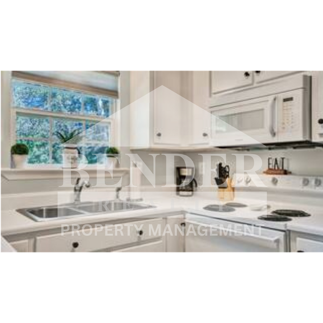 Building Photo - ADORABLE COTTAGE-STYLE HOME