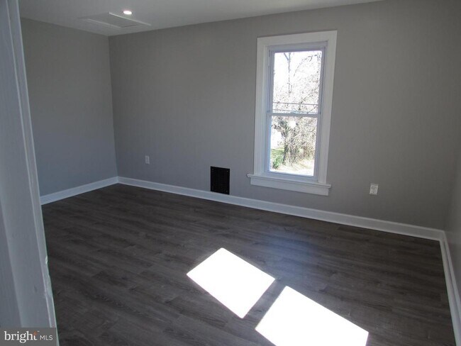 Building Photo - 8700 Maple Ave