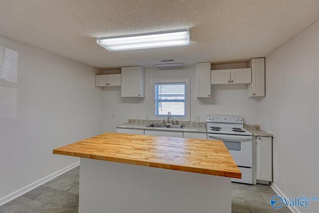 Building Photo - 2910 2nd Ave NW