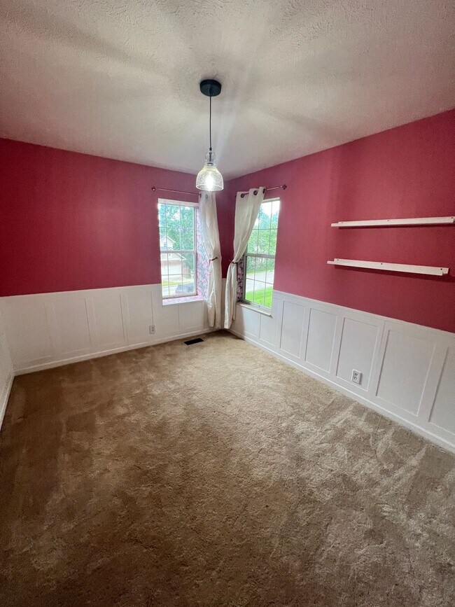 Building Photo - Comfort & Convenience Await in This 3 Bed, 2 Bath Farmingham Woods Home