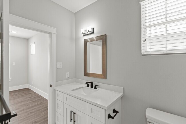 Building Photo - 1421 W 23rd St