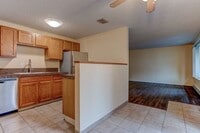 Building Photo - Spacious 2 Bed 1 Bath In Quiet Community