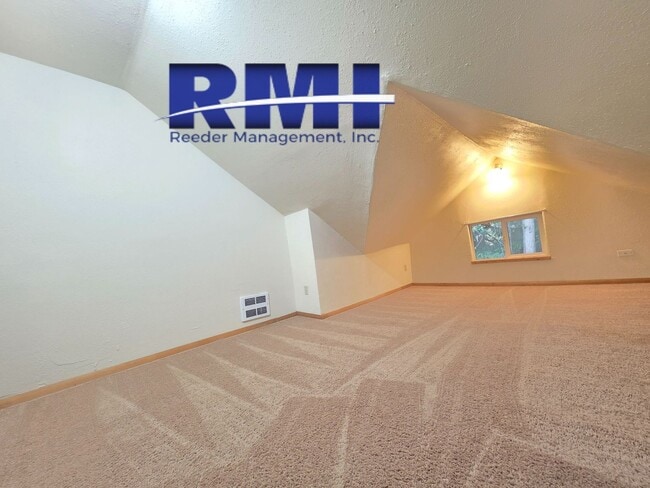 Building Photo - Charming 4-Bedroom