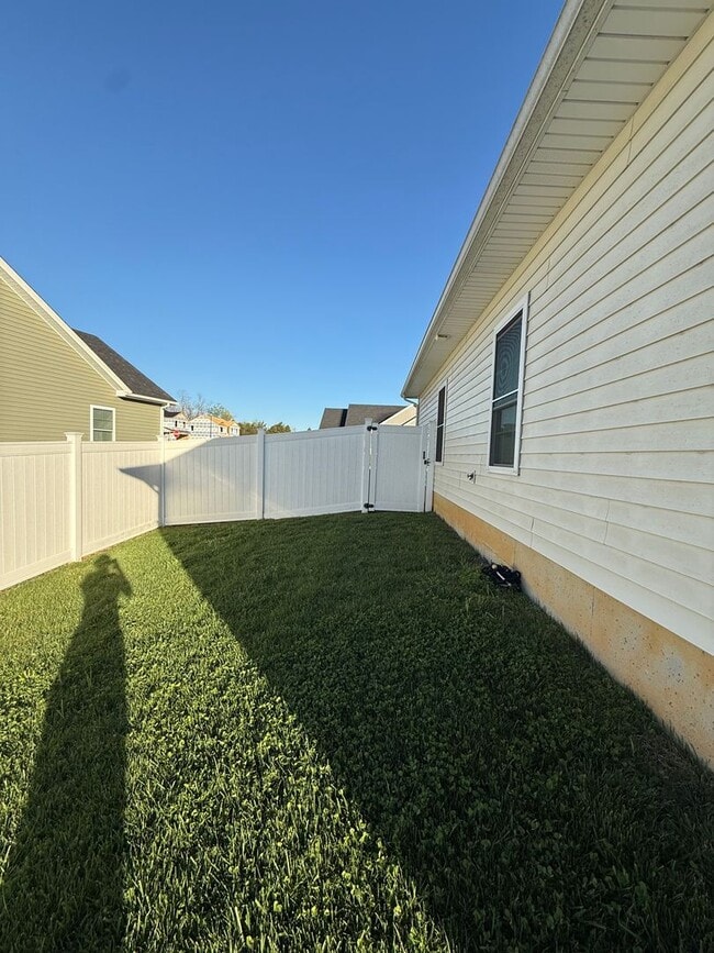 Building Photo - 128 Aiden Ln
