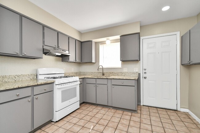 Building Photo - 1736 Crestdale Dr