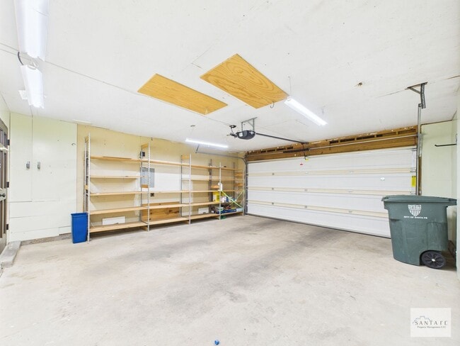 Building Photo - Two Bedroom Single Family Home Available Now!