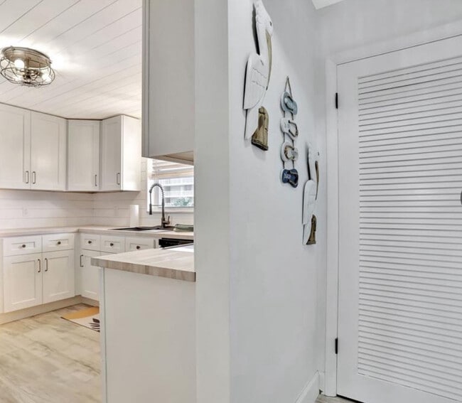 Building Photo - 1050 Hillsboro Mile