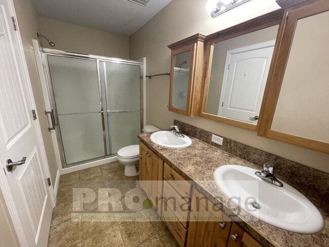 Building Photo - 4 Bed, 3 Bath Town Home w/ 2 Car Garage - Ammon