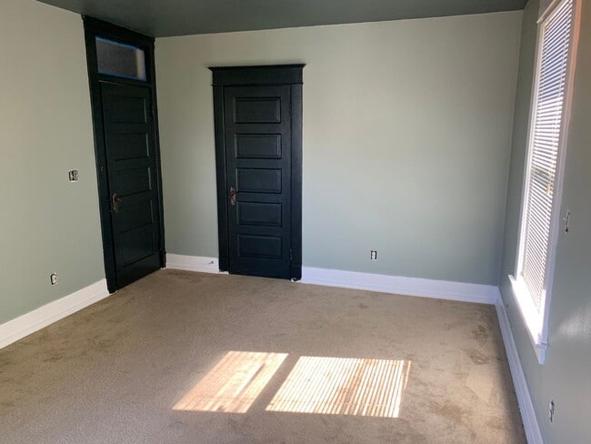 Building Photo - Classy Duplex in Desirable Tacoma area - Close to 6th ****COMING SOON***