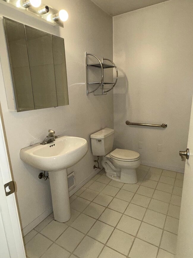 Building Photo - 741 Woods Ct