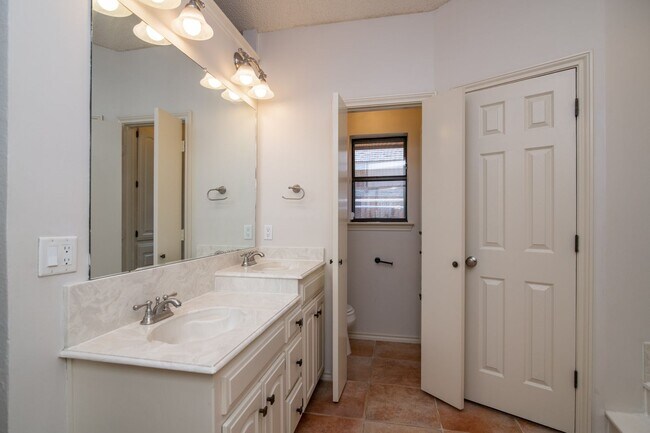 Building Photo - Move in Ready! 3 bed 2 bath with pool!