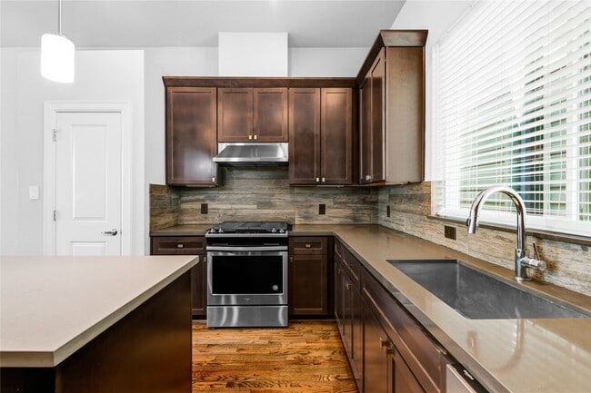 Building Photo - 1007 W 17th St