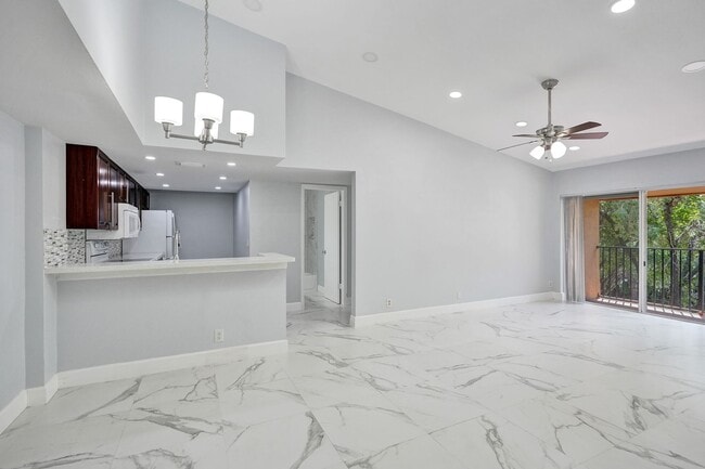 Building Photo - Renovated and Updated 2 Bed, 2 Bath Condo ...