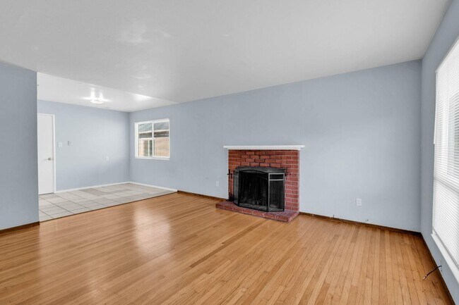 Building Photo - Limited-Time Offer: Get ½ Off Your First Month’s Rent! Sign a lease and move in within 30 days—mu...