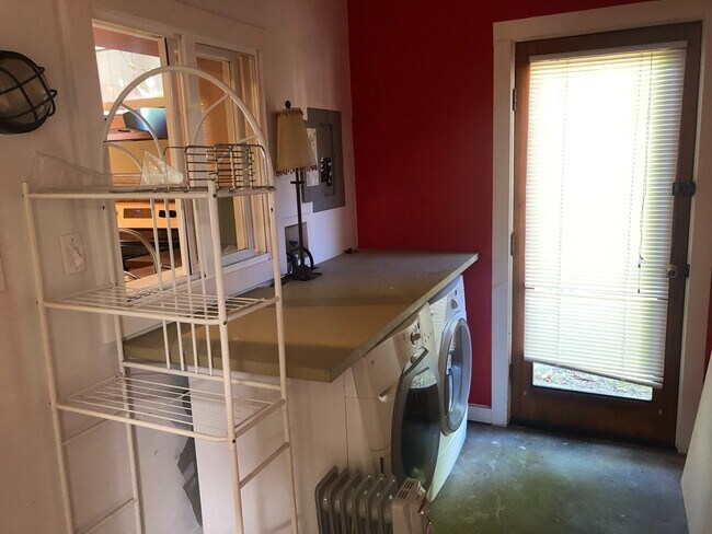 Building Photo - Maple Leaf, Two Bedroom, Woodsy Yard