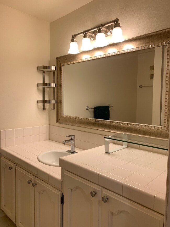 Building Photo - Los Caballeros Clubhouse #1304