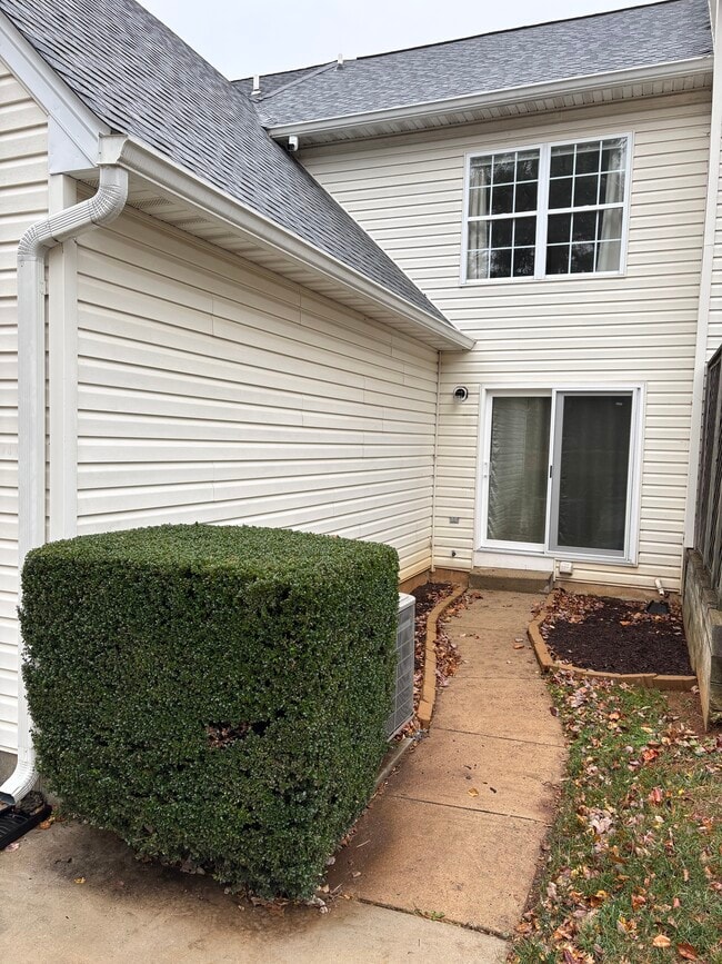 Building Photo - 305 Mt Royal Ave