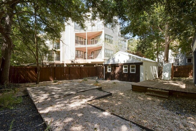 Building Photo - 403 E 32nd St